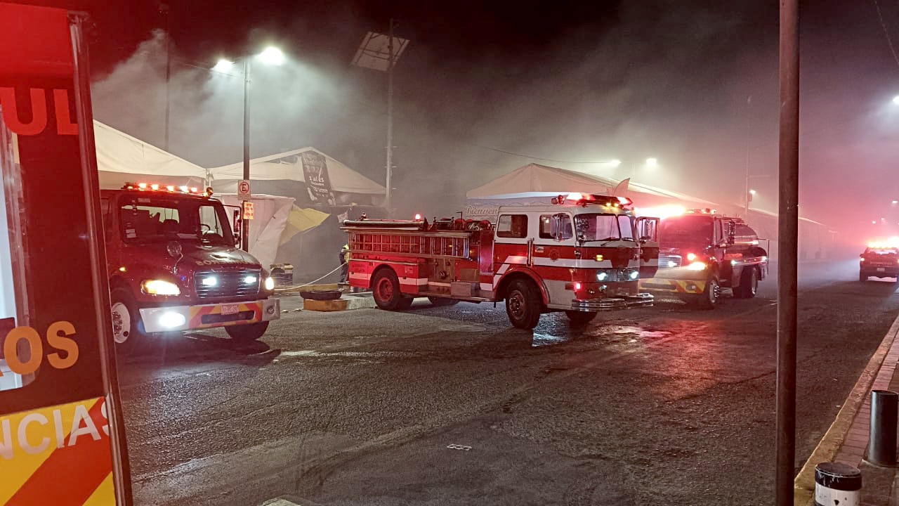 SOFOCA PC Y BOMBEROS INCENDIO EN LA EXPO NAVIDEÑA